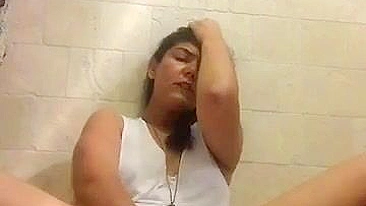 Alerta de Orgasmo Gigante! Latina Gordinha Amadora Dedando Buceta Molhada até Esguichar