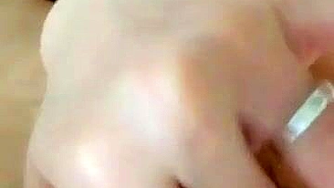 Asiática Selfie Esguichando Buceta Cremosa com Dedos Peludos