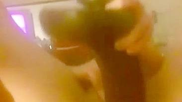 Morena Universitária Gozando com Dildo Enorme em Casa!