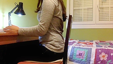 Universitária Dedando com Consolo Gigante até Gozar em Diversão Caseira!