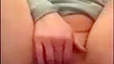 Se Masturbando com Brinquedos - Buceta Molhada Amadora Gozando no Selfie