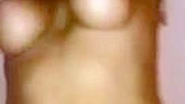 Loira Gostosa de Peitões se Masturba de Meia-Calça