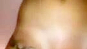 Loira Gostosa de Peitões se Masturba de Meia-Calça