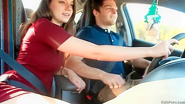 Boquete e Masturbação Pública com Namorada Morena