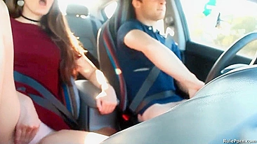 Boquete e Masturbação Pública com Namorada Morena