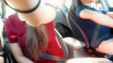 Boquete e Masturbação Pública com Namorada Morena