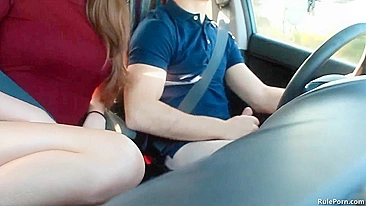 Boquete e Masturbação Pública com Namorada Morena