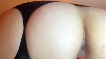 MILF safada mostrando buceta e cu quentes - dedada amadora