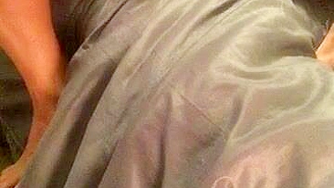 MILF Mamãe Peituda se Masturba Caseiro com Consolo e Tetonas