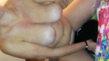 MILF se Masturbando com Consolo Preto em Vídeo Caseiro