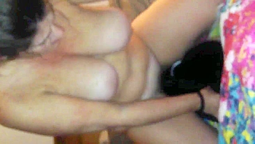 MILF se Masturbando com Consolo Preto em Vídeo Caseiro