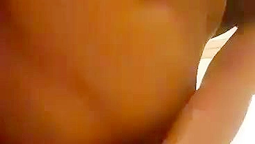 Universitária em Sessão Caseira de Masturbação com Vibrador Novo e Consolo