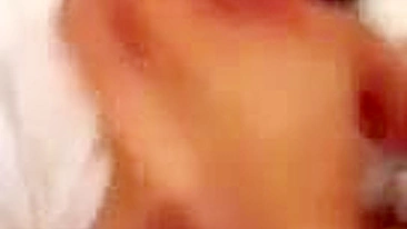 MILF Se Masturba no Chuveiro Amarrada e Geme na Foda de Quatro