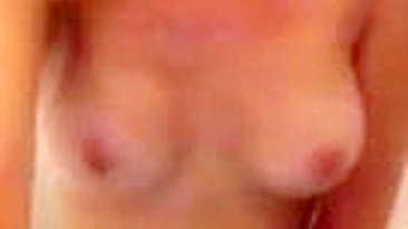 MILF Se Masturba no Chuveiro Amarrada e Geme na Foda de Quatro