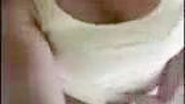 Novinha Muçulmana em Sessão Quente de Masturbação com Consolo Anal