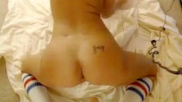 Loira Gostosa em Sessão Épica de Masturbação com Consolo Grande na Cam!