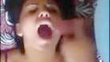 Namorada Latina Mexicana se Masturbando com Consolo e Gozando no Rosto - Sexo Caseiro