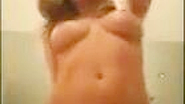 Loira Peituda Universitária Cavalga Consolo até o Paraíso do Orgasmo!