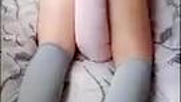 Se Masturbando com Meias e Travesseiros - Orgasmo Amador Caseiro