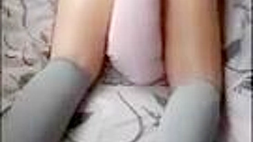Se Masturbando com Meias e Travesseiros - Orgasmo Amador Caseiro