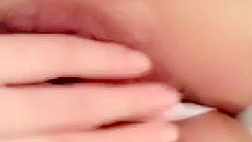 Asiática Amadora se Dedando em Selfie de Masturbação Caseira