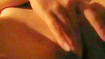 Loira peituda namorada se masturbando com tetas grandes e buceta molhada