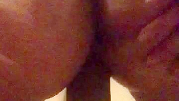 Cavalgando dildo enorme pra gozar na masturbação caseira