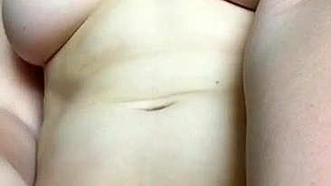 Morena Gostosa se Masturbando no Selfie com Peitos Grandes e Dedada