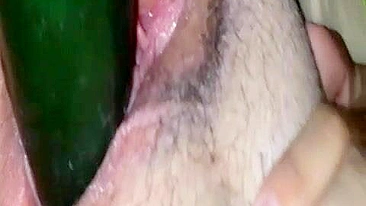 MILF Se Masturba com Pepino e Dildo em Pornô Caseiro!