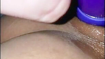 Masturbação Amadora com Consolos e Dedos Levando ao Orgasmo Delicioso