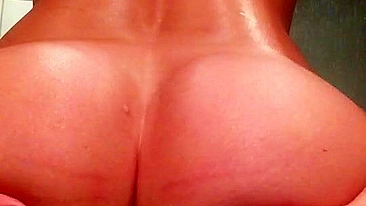 Submissa se Masturba com Plug Anal e Consolo em Pornô Caseiro Amador