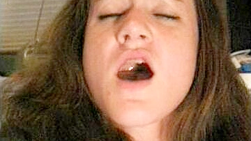 Selfies de Masturbação com Brinquedos - Morena Universitária Fodendo com Consolo e Gozando