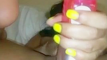 Latina se Masturba com Consolo e Jorra na Buceta Molhada em Vídeo Caseiro