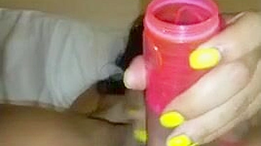 Latina se Masturba com Consolo e Jorra na Buceta Molhada em Vídeo Caseiro