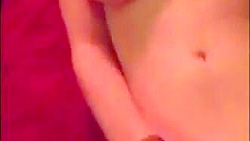 Garota da Facul se Masturba em Casa com Peitões e Dildo, Pensando no Namorado