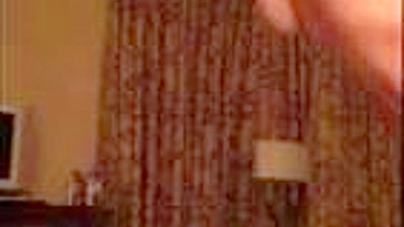 MILF Se Masturba com Peitinhos em Vídeo Amador Caseiro de Dedada