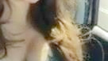 Morena Gostosa Gozando no Carro em Selfie Pública