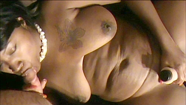 Negona Gostosa Gozando Enquanto Mama o Pau Dele!