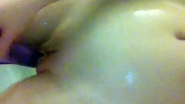 Morena Amadora Gozando com Dildo no Banho Quente