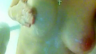 Morena Amadora Gozando com Dildo no Banho Quente