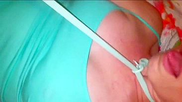 MILF se Engasgando com Consolo em Foda BDSM de Salto - Brincadeira Caseira Amadora!