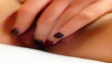 Morena Amadora Dedando Buceta Peluda em Masturbação Caseira