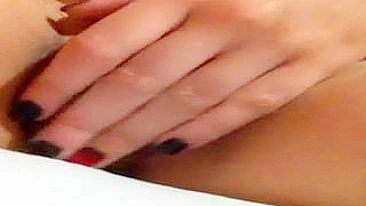 Morena Amadora Dedando Buceta Peluda em Masturbação Caseira