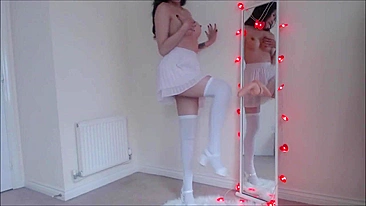 Asiática Safada se Tocando com Peitões em Lingerie e Meias