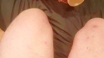 Coroa Casada na Punheta Suja com Pau Pequeno e Brinquedos!