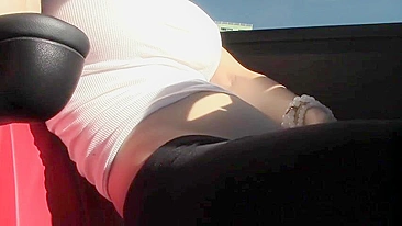 Prazer na Praia da Califórnia - Loira Amadora se Masturbando Público com Consolo e Esguicho!