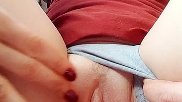 Bucetinha apertada gozando fácil - loira novinha se masturbando em casa com calcinha