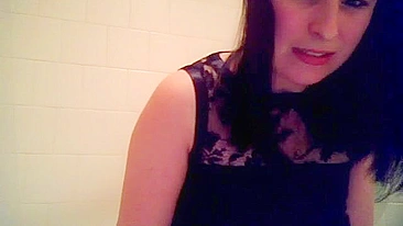 Morena Universitária na Primeira Anal com Plug Caseiro