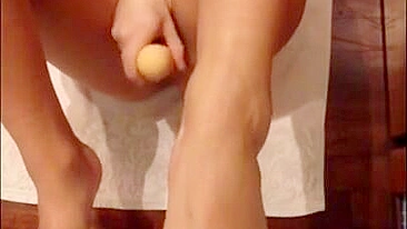 Amadora Fodendo com Consolo nos Pés e Pernas