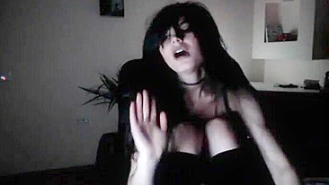 Garota da Facul Ganha Grana com Sessão de Siririca na Cam!